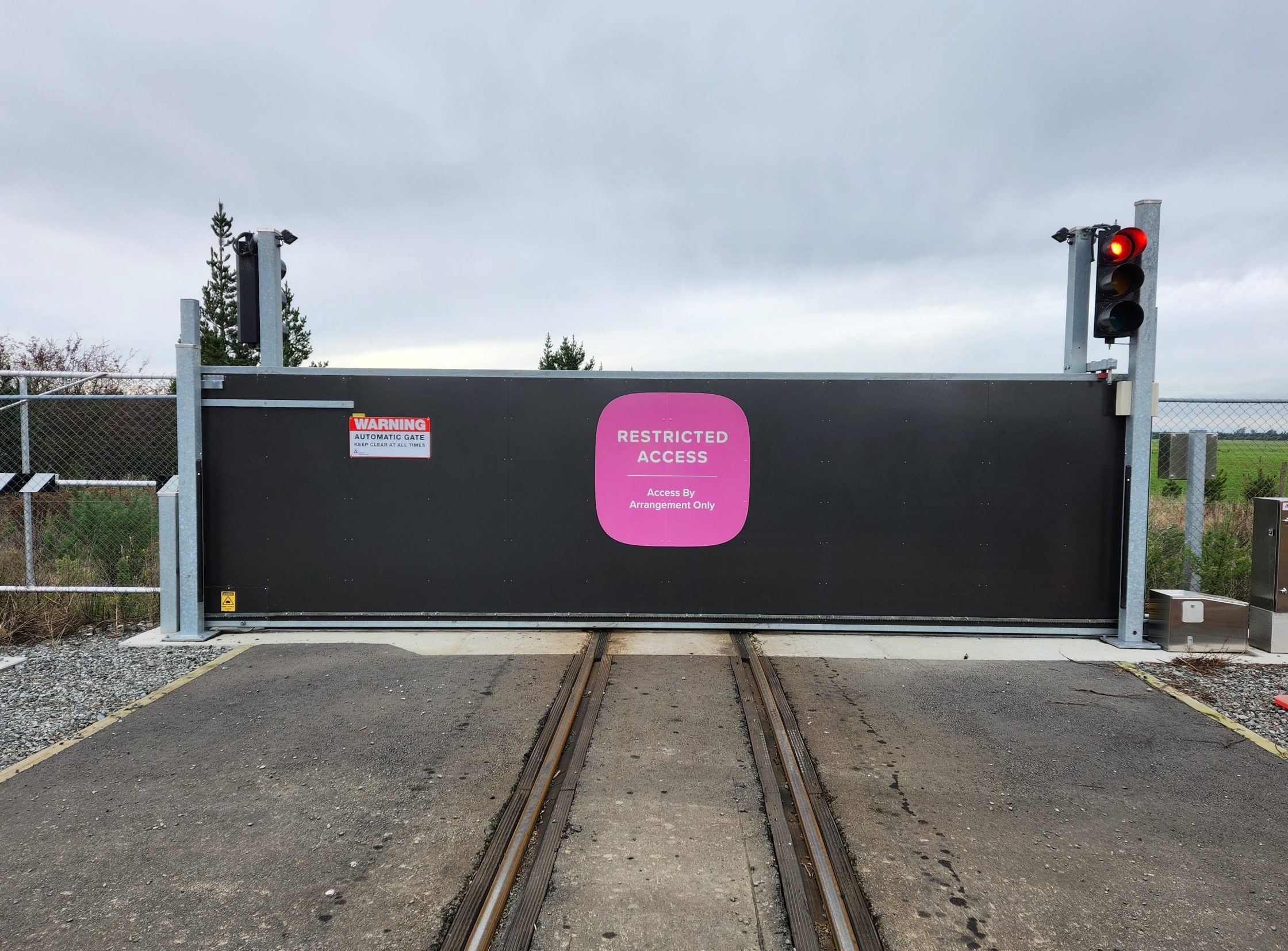 rodent resistant, vertebrate gate, sliding gate, kneeling gate