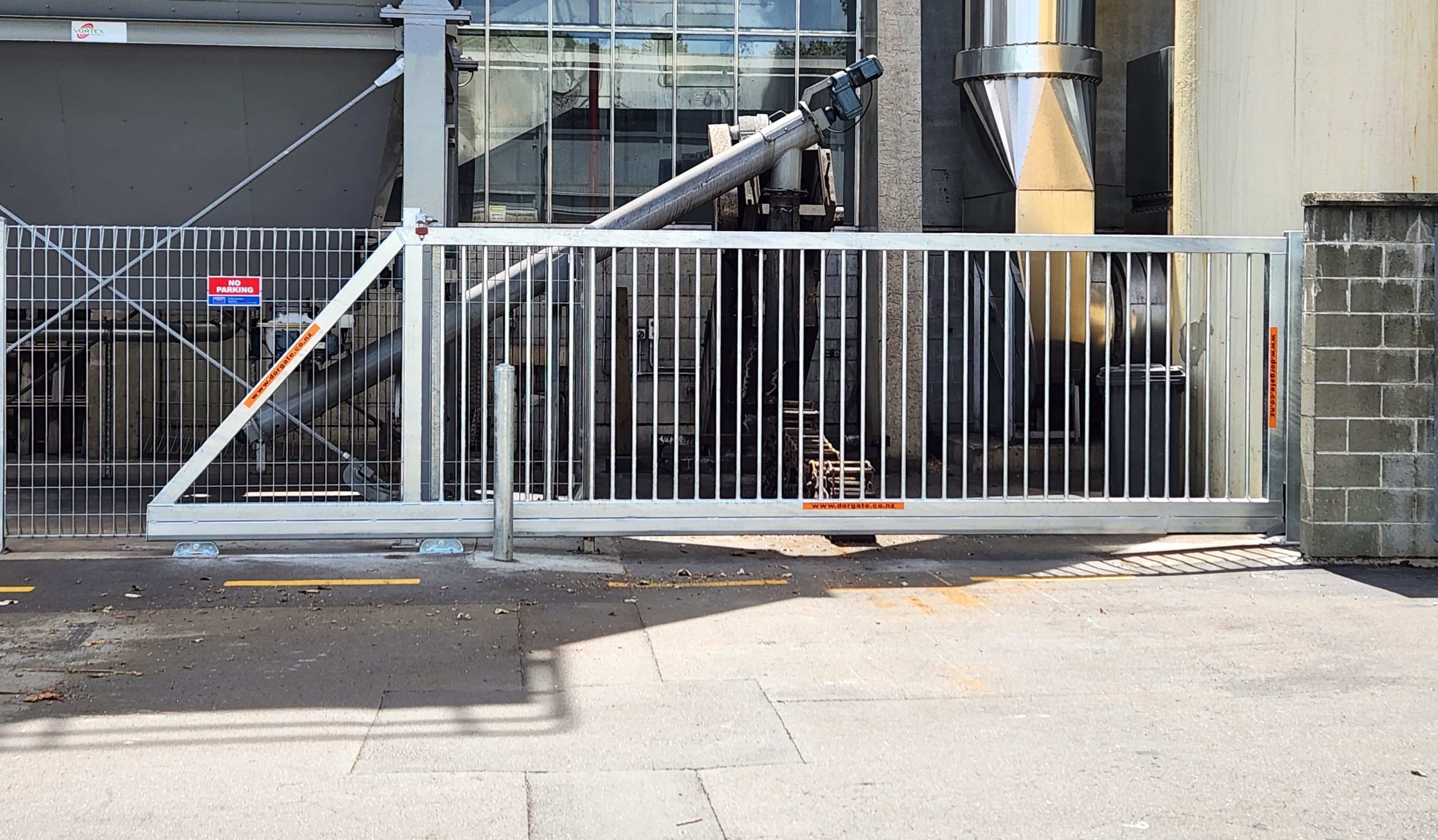 https://manufacture.aragroup.co.nz/wp-content/uploads/2025/12/Standard-cantilever-gate-2-UC-boiler-house-scaled.jpg
